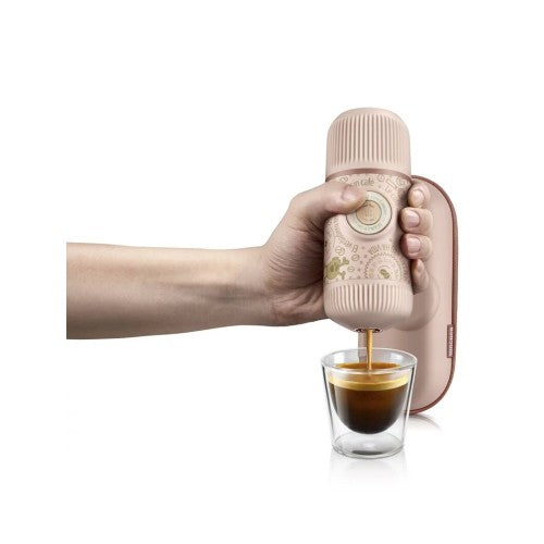 WACACO Nanopresso DARK SOULS roz Aparat de cafea espresso portabil + carcasa + cadou ALLDA House Blend, 200 g.